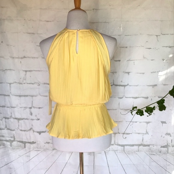 Line and Dot Sleeveless Yellow Pleated top size medium new with tags - Picture 5 of 7